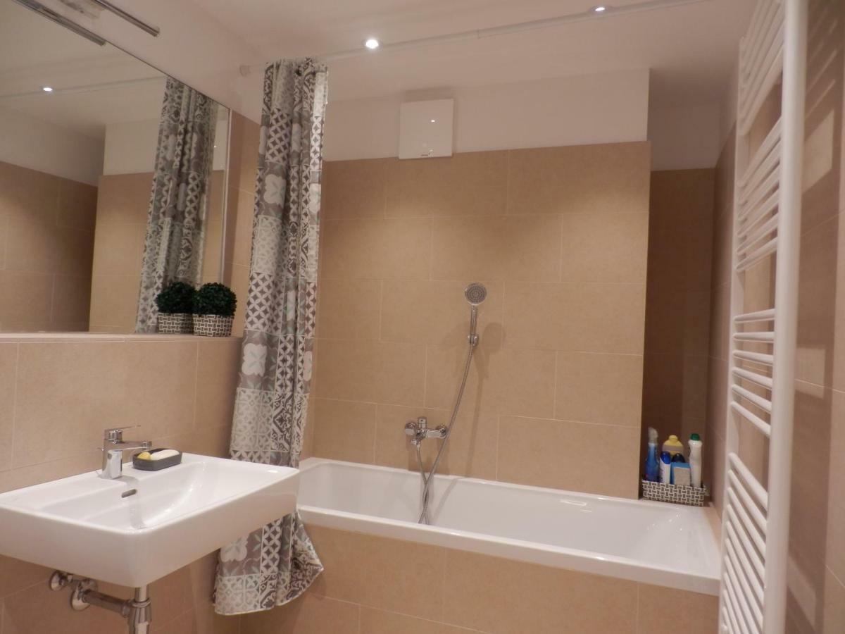 Appartamento Spacious, Modern 1-Bdrm Apt Near Vic & Austria Ctr Vienna Esterno foto