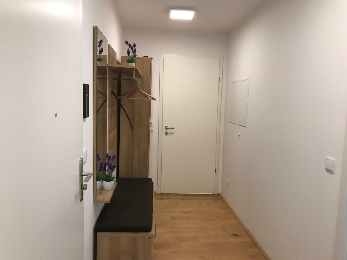 Appartamento Spacious, Modern 1-Bdrm Apt Near Vic & Austria Ctr Vienna Esterno foto