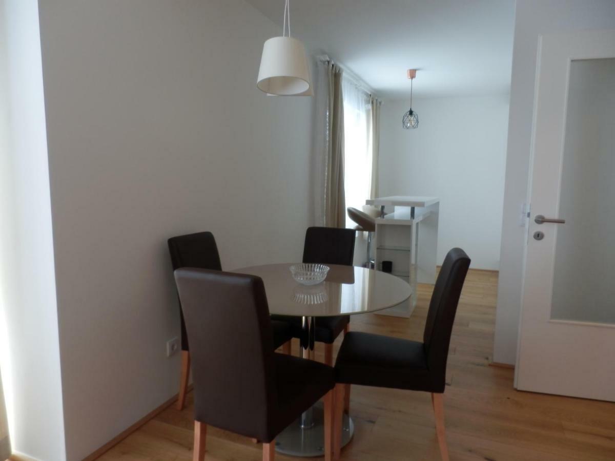 Appartamento Spacious, Modern 1-Bdrm Apt Near Vic & Austria Ctr Vienna Esterno foto