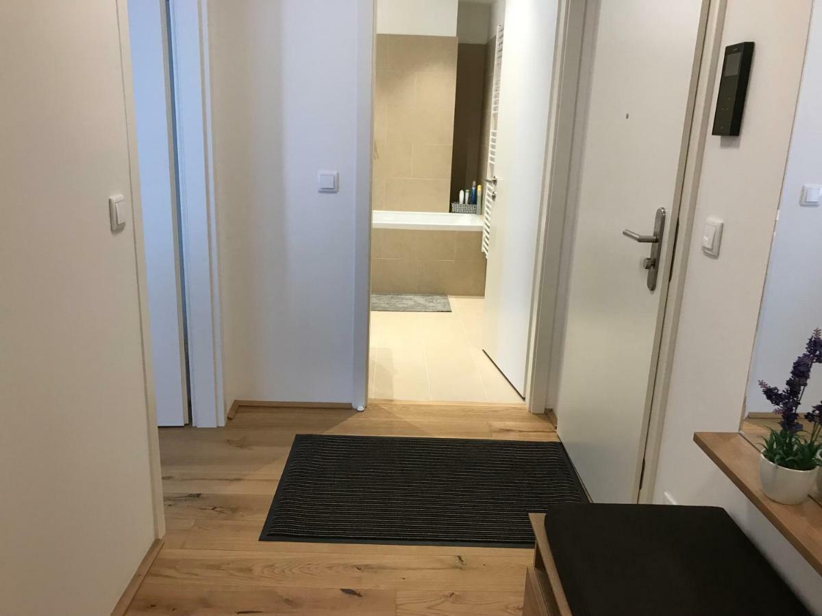 Appartamento Spacious, Modern 1-Bdrm Apt Near Vic & Austria Ctr Vienna Esterno foto