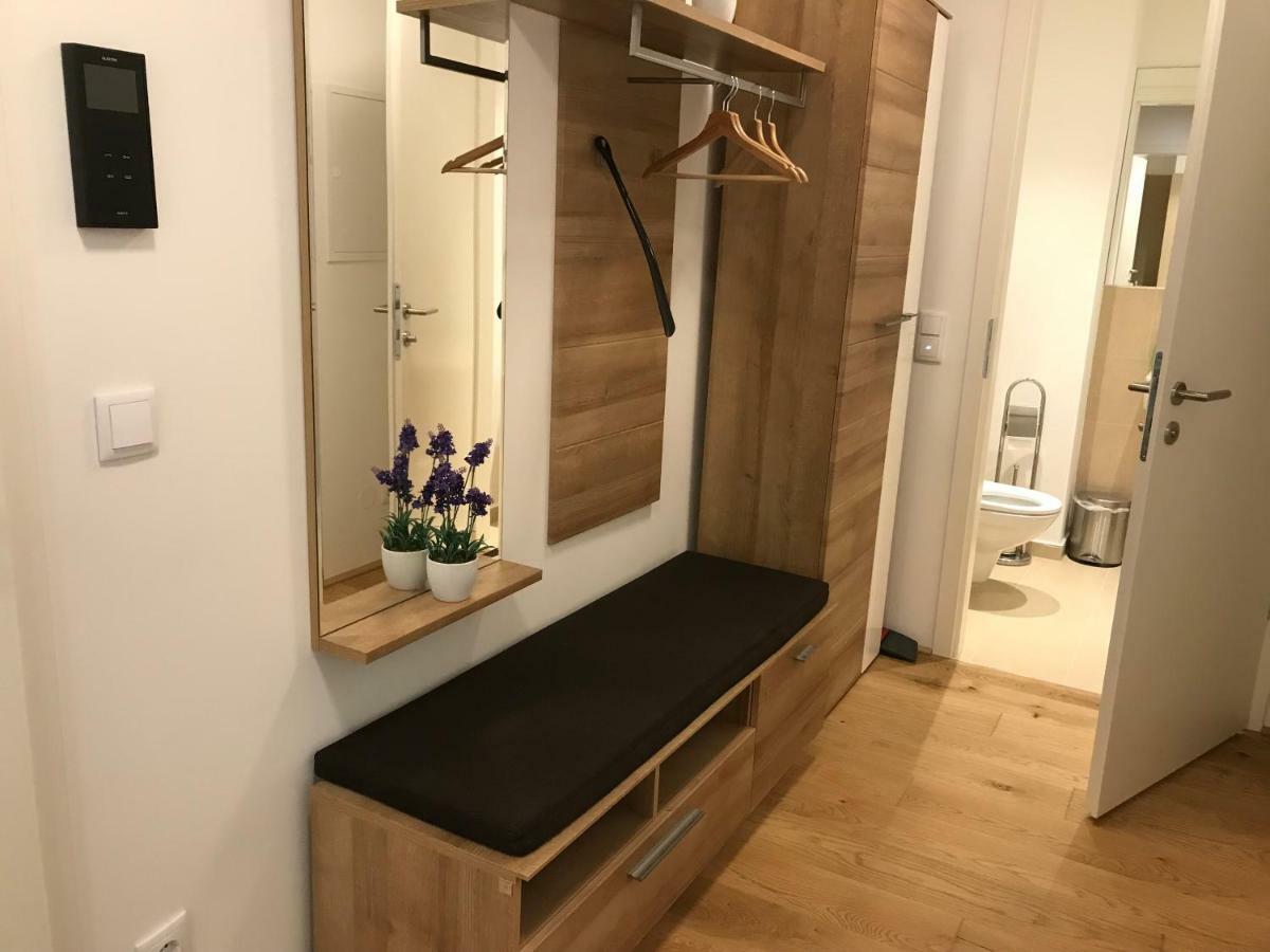 Appartamento Spacious, Modern 1-Bdrm Apt Near Vic & Austria Ctr Vienna Esterno foto