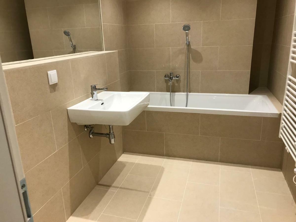 Appartamento Spacious, Modern 1-Bdrm Apt Near Vic & Austria Ctr Vienna Esterno foto