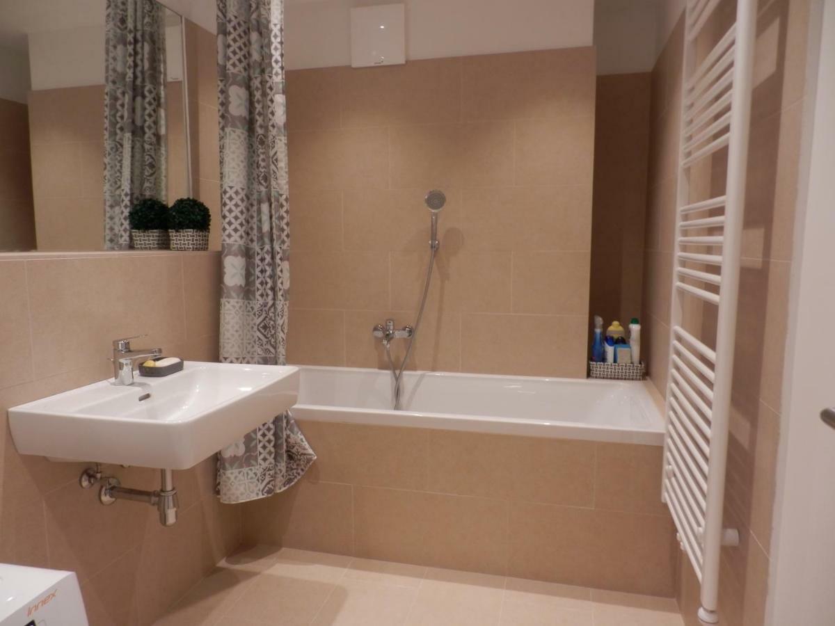 Appartamento Spacious, Modern 1-Bdrm Apt Near Vic & Austria Ctr Vienna Esterno foto