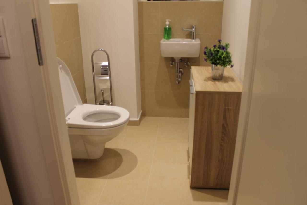 Appartamento Spacious, Modern 1-Bdrm Apt Near Vic & Austria Ctr Vienna Esterno foto